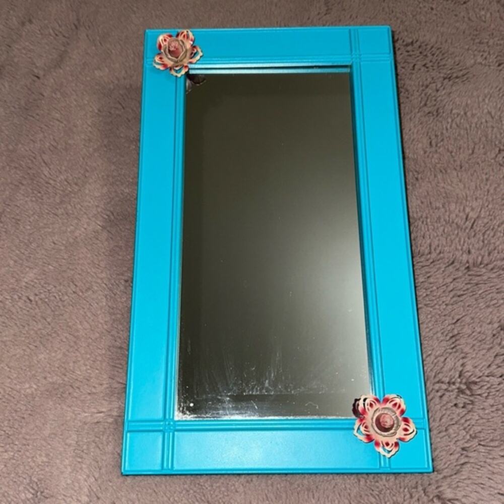 Cute Accent Mirror with Antique Floral Accents